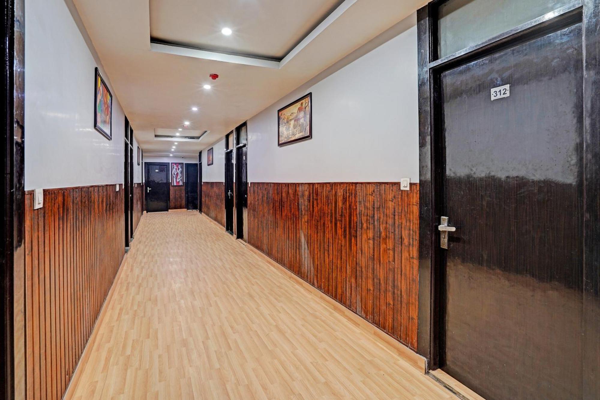 ホテル Collection O Noida Saffron エクステリア 写真