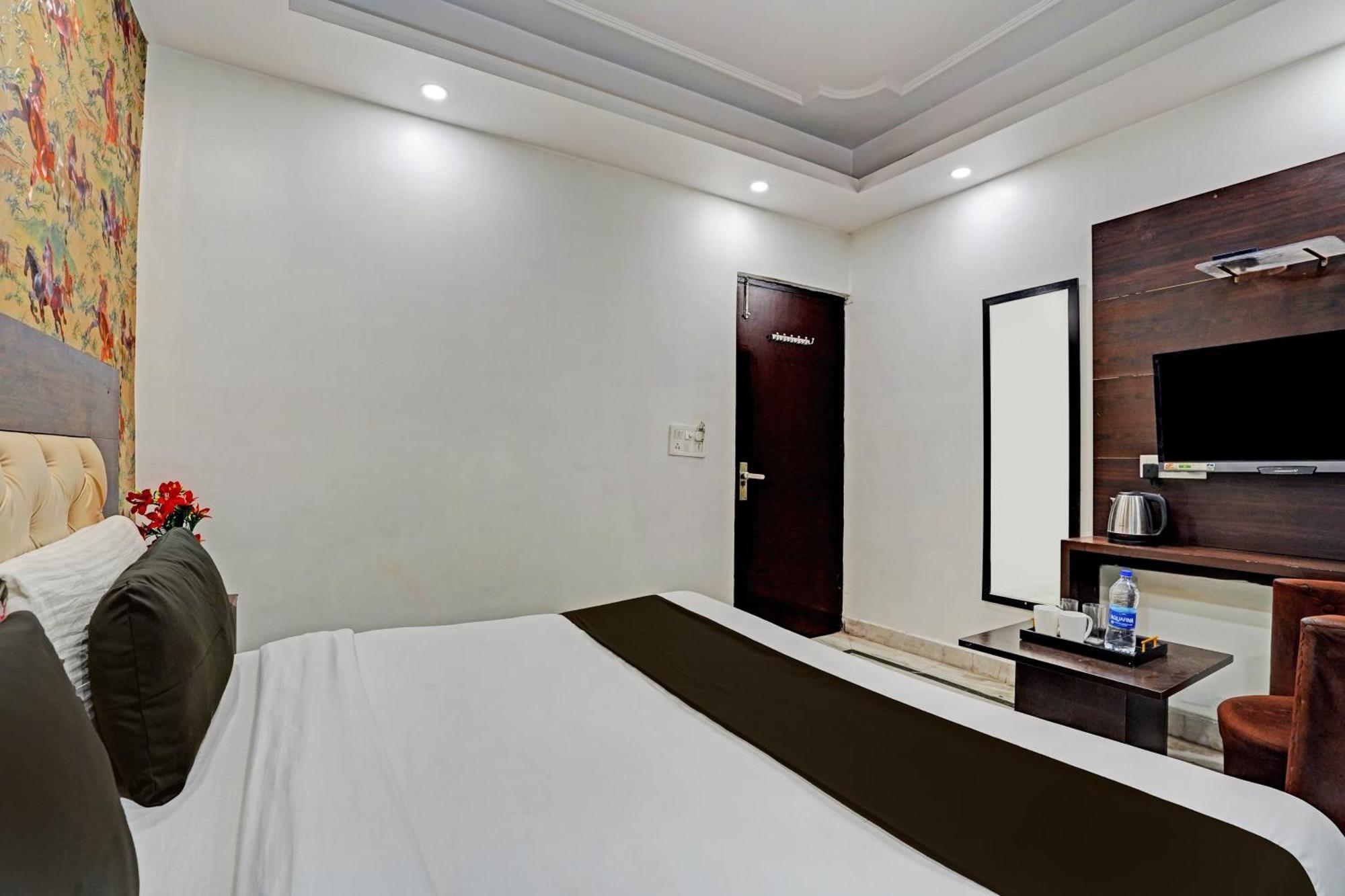 ホテル Collection O Noida Saffron エクステリア 写真
